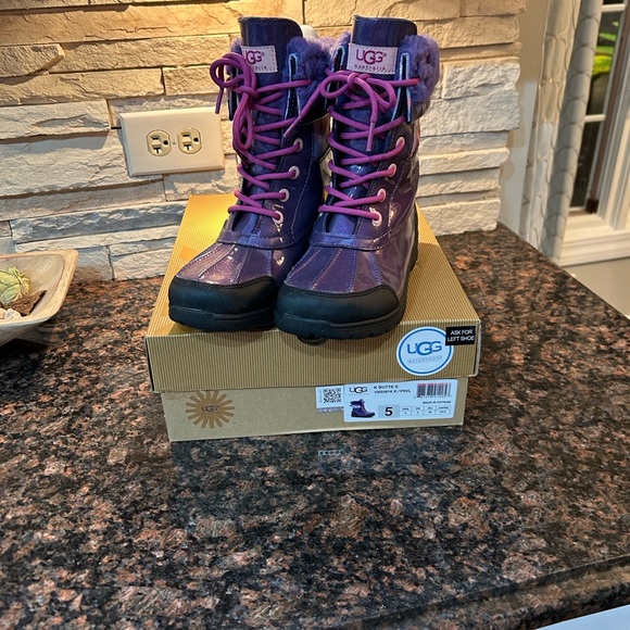 Girls UGG K Butte ll Vibrant Purple Boots with Pink Accents - Picture 1 of 11